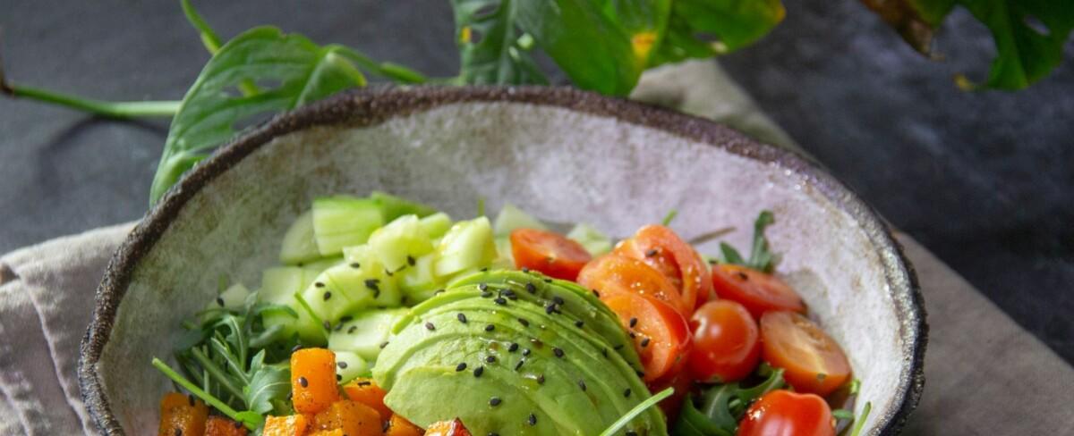 Receta de ensalada de calabaza con aguacate, tomate y pepino - Comedera - Recetas, tips y consejos para comer mejor.