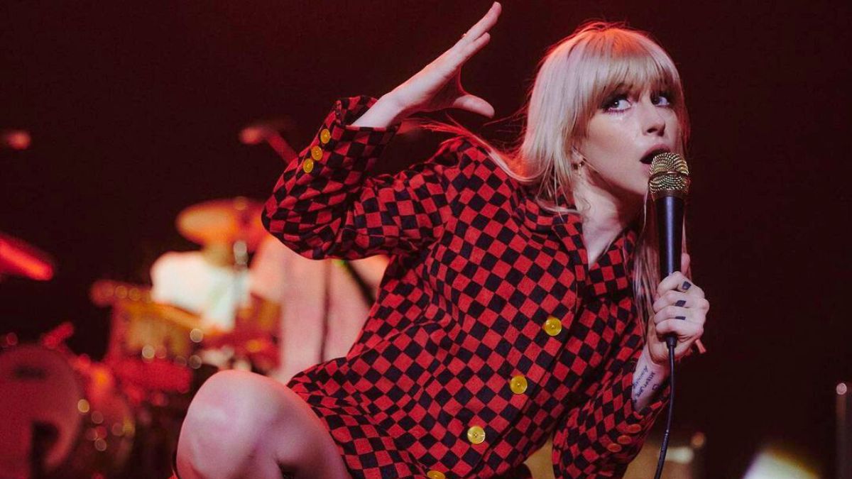 Hayley Williams responde a los "incel" que la criticaron por posponer conciertos de Paramore