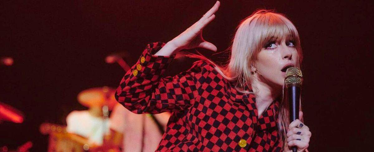 Hayley Williams responde a los "incel" que la criticaron por posponer conciertos de Paramore