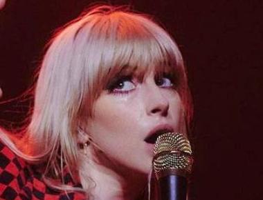 Hayley Williams responde a los "incel" que la criticaron por posponer conciertos de Paramore