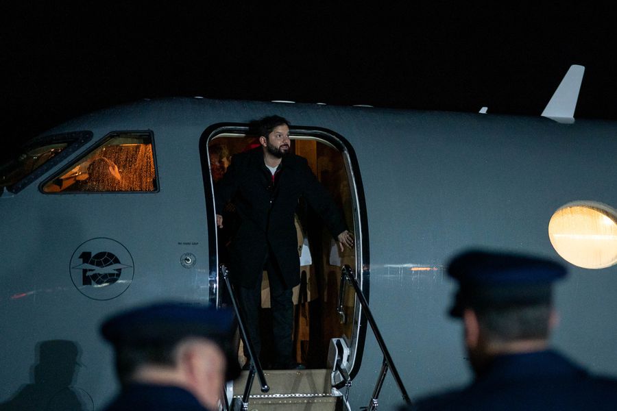 Críticas a Boric por ir a la Antártica en medio de emergencia