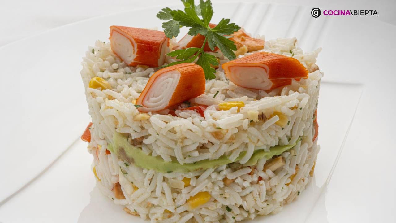 Ensalada de arroz con surimi, aguacate y maíz: la receta más fresca de Karlos Arguiñano