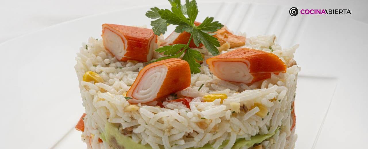 Ensalada de arroz con surimi, aguacate y maíz: la receta más fresca de Karlos Arguiñano
