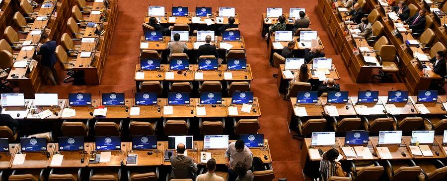 Con votos en contra de PC, el FA y abstenciones socialistas: diputados aprueban proyecto que pide a Boric disculparse con Carabineros por “graves imputaciones”