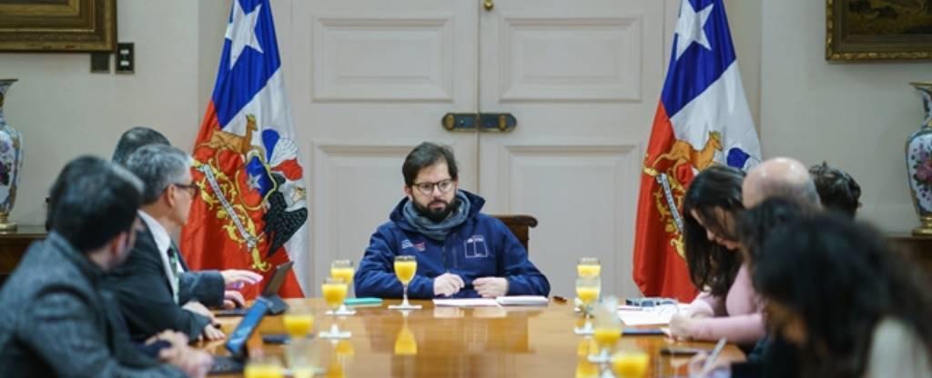 'Hay contratistas que no están dispuestos a pasar máquinas': Presidente Boric no descarta requisar equipos para combatir el sistema frontal