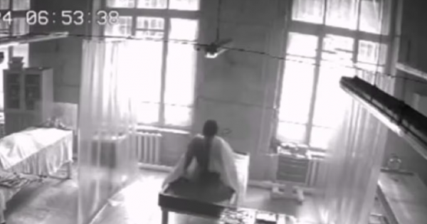 ¡Del terror!: Graban a supuesto cadáver que se levantó de camilla en una morgue [VIDEO]
