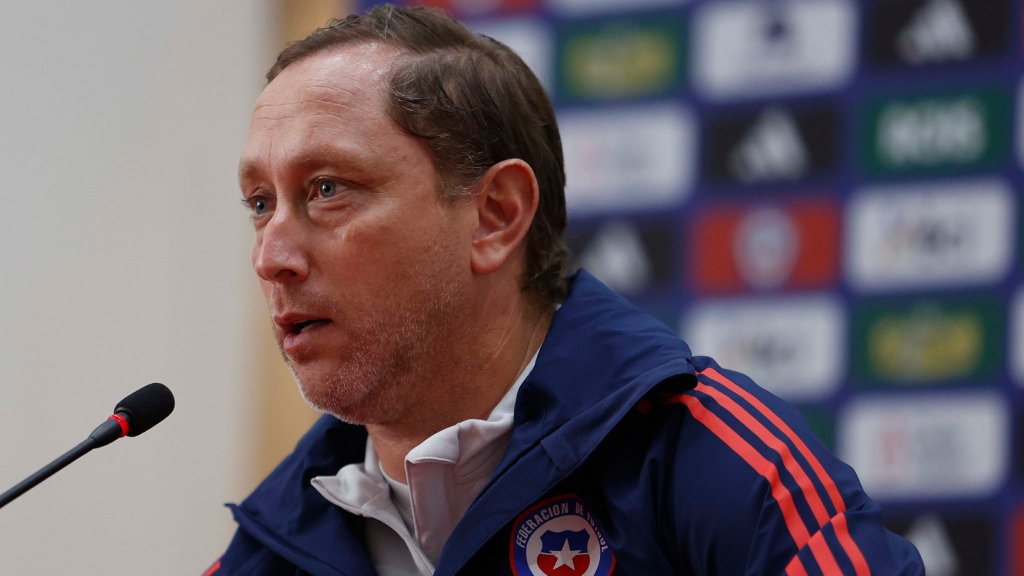 Luis Mena es presentado como DT de La Roja Femenina: 'A Tiane Endler hay que convencerla de seguir desde el proyecto'