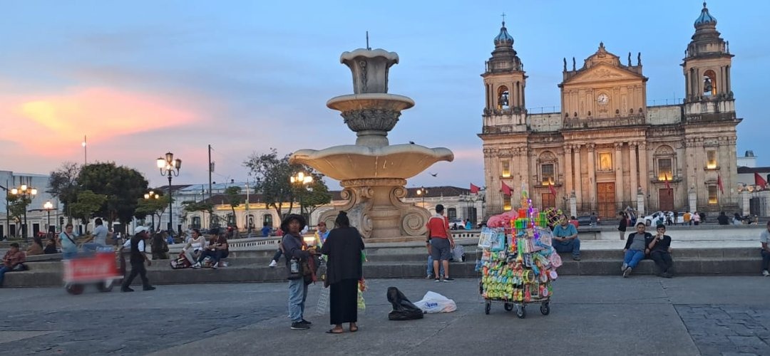 El 'Mochilero' recorre la ciudad de Guatemala y te cuenta los más curiosos datos históricos - Chapin TV