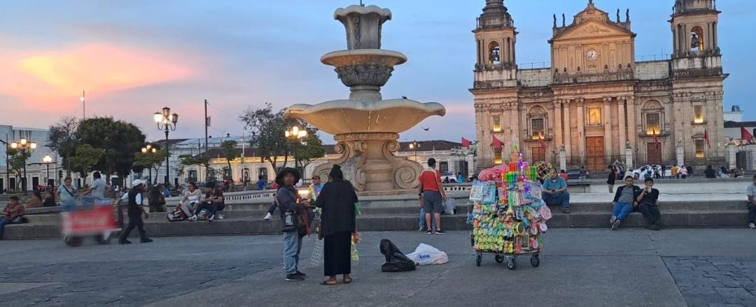 El 'Mochilero' recorre la ciudad de Guatemala y te cuenta los más curiosos datos históricos - Chapin TV