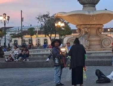 El 'Mochilero' recorre la ciudad de Guatemala y te cuenta los más curiosos datos históricos - Chapin TV