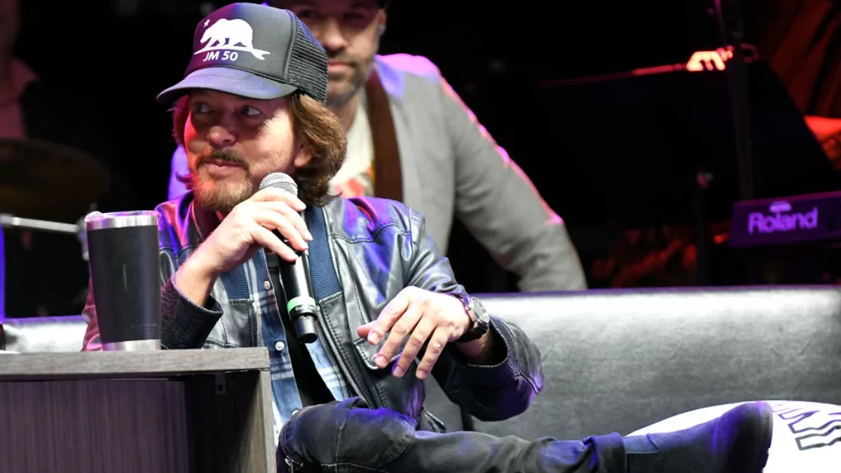 TikTok // "Lleno de pulseras y vestido de Swiftie": Eddie Vedder fue confundido con Pedro Pascal en concierto de Taylor Swift