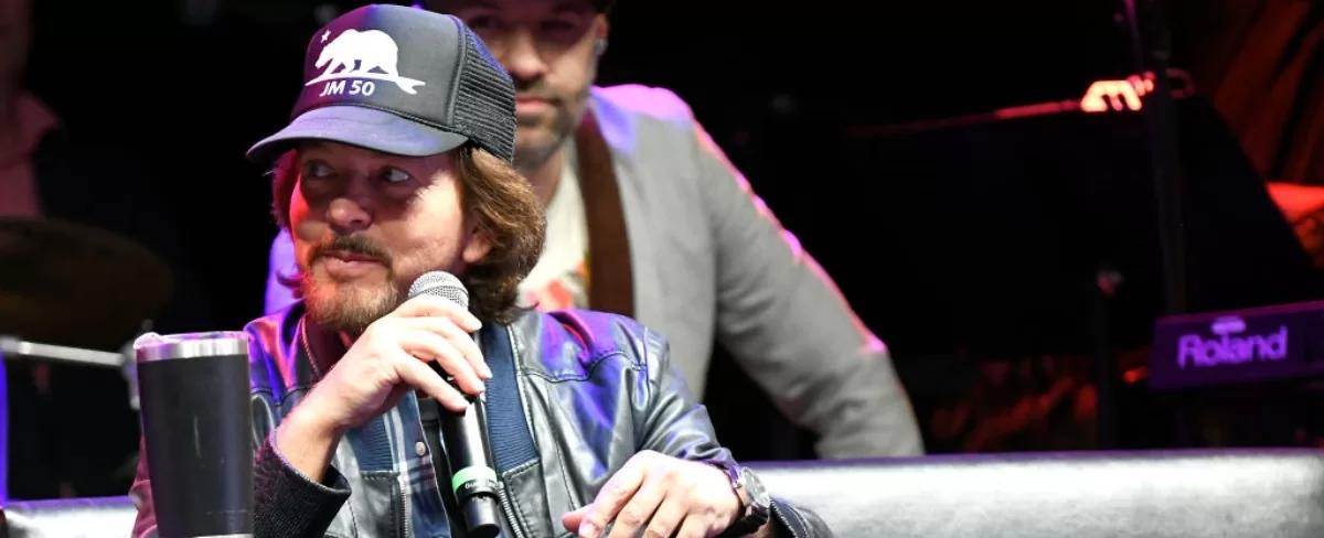 TikTok // "Lleno de pulseras y vestido de Swiftie": Eddie Vedder fue confundido con Pedro Pascal en concierto de Taylor Swift