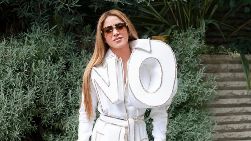 Shakira: El llamativo vestido que usó en el Paris Fashion Week