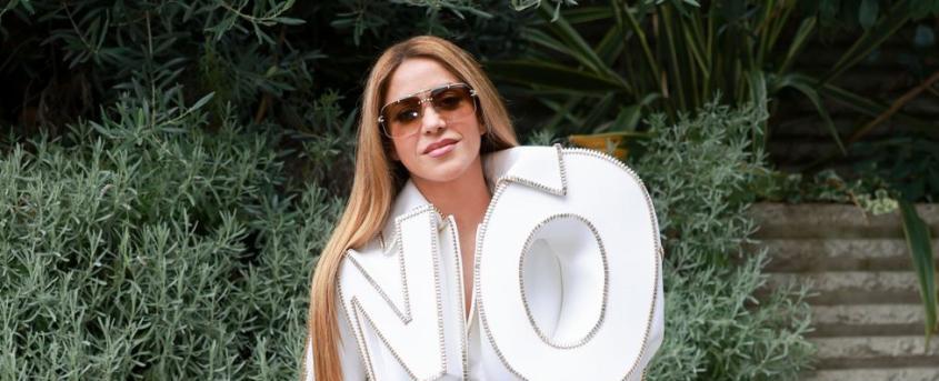 Shakira: El llamativo vestido que usó en el Paris Fashion Week