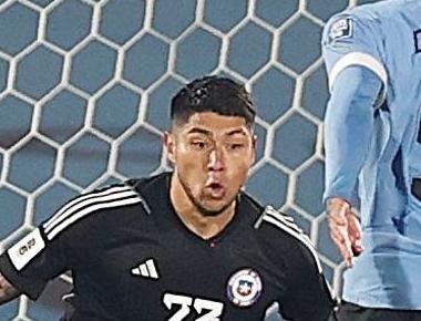 Darwin Núñez apunta a Brayan Cortés por cerrarle el arco de la Roja