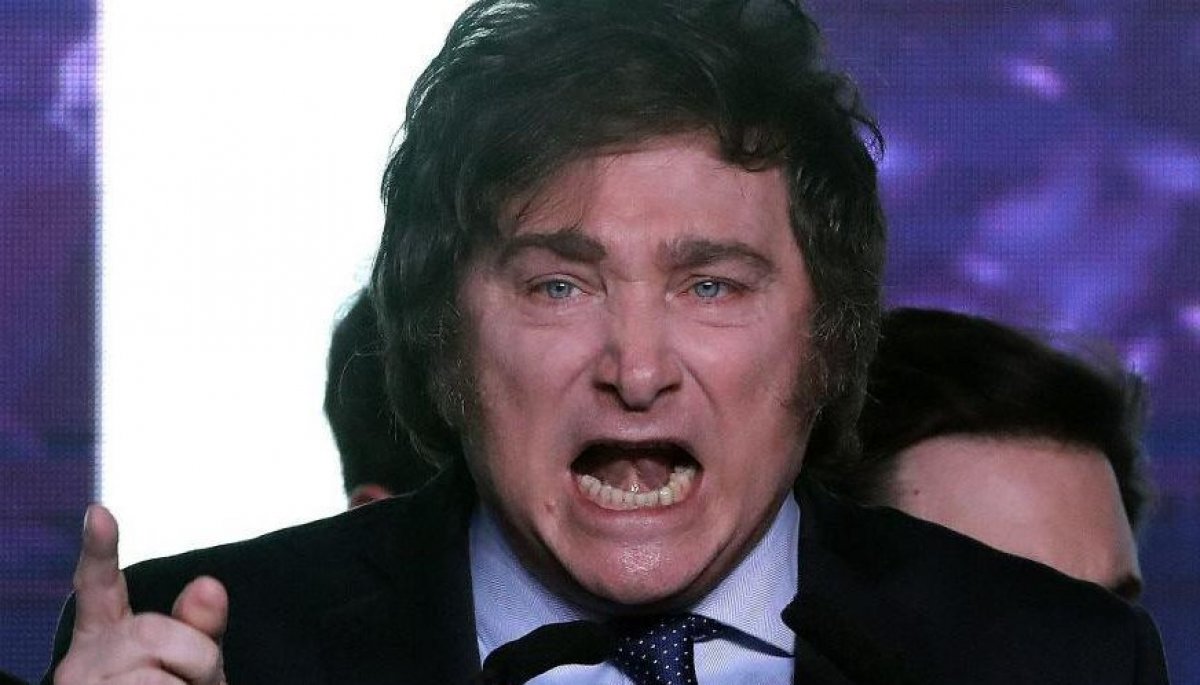 Quién es Javier Milei y cuáles son las radicales propuestas con las que ganó las primarias en Argentina