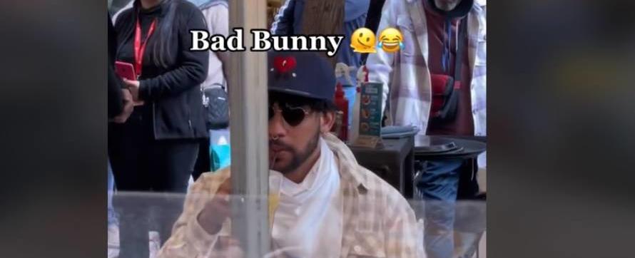 ”¿Bad Bunny está en Chile?”: caos tras ver al ”cantante” comiendo completos en Santiago