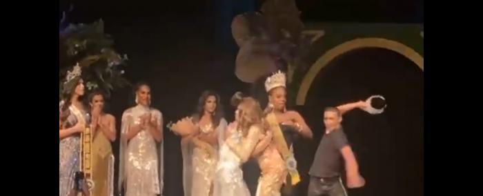 Hombre interrumpe coronación de Miss Gay Mato Grosso 2023 y rompe corona tras conocer el resultado