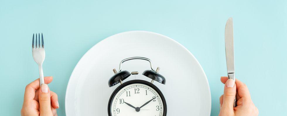 Ayuno Intermitente: Estrategia efectiva para reducir peso pero equivalente a una dieta con restricción calórica común