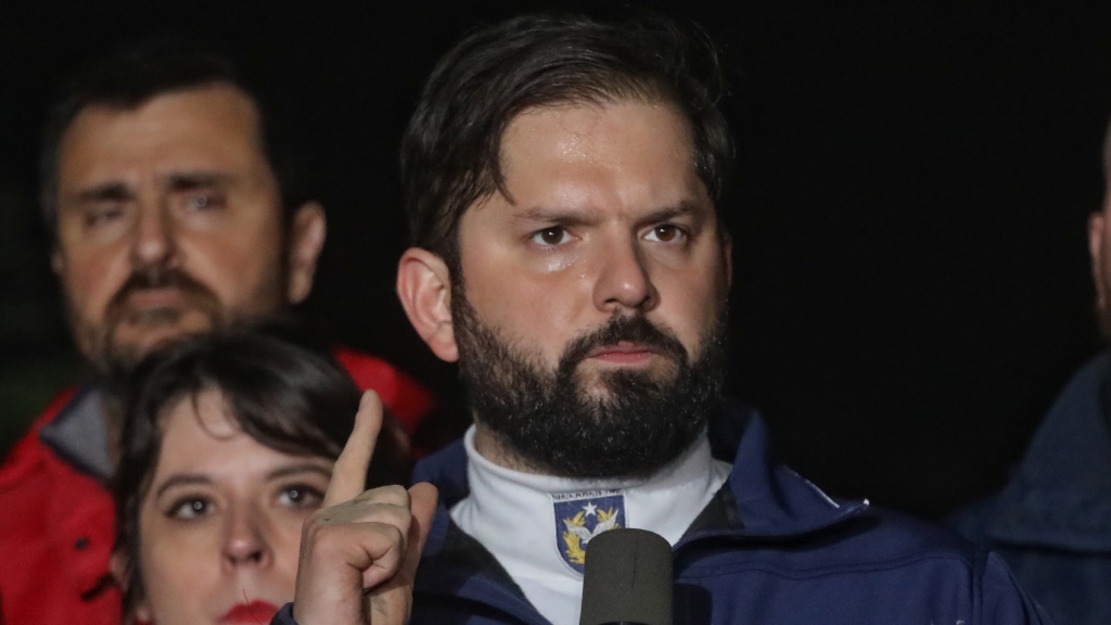 'Nos vamos a poner de pie': Presidente Boric arriba a O'Higgins para visitar zonas afectadas por el sistema frontal