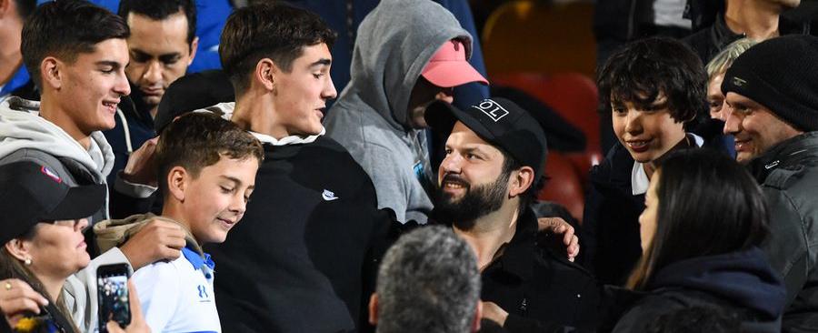 Así fue la visita del Presidente Boric al Estadio Santa Laura - La Tercera