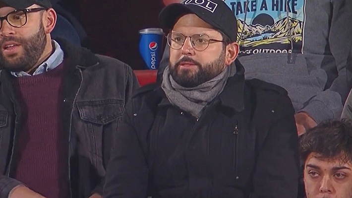 La viralizada imagen del Presidente Boric en Santa Laura viendo el partido de la UC con La Calera | Emol.com