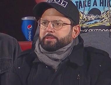 La viralizada imagen del Presidente Boric en Santa Laura viendo el partido de la UC con La Calera | Emol.com