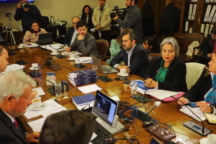 Comisión de Trabajo despachó reajuste al sueldo mínimo: parlamentarios UDI y RN se abstuvieron