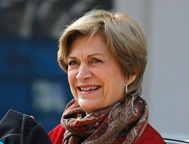 Matthei gana litigio a empresario que la demandó por caer a hoyo en vereda de Providencia