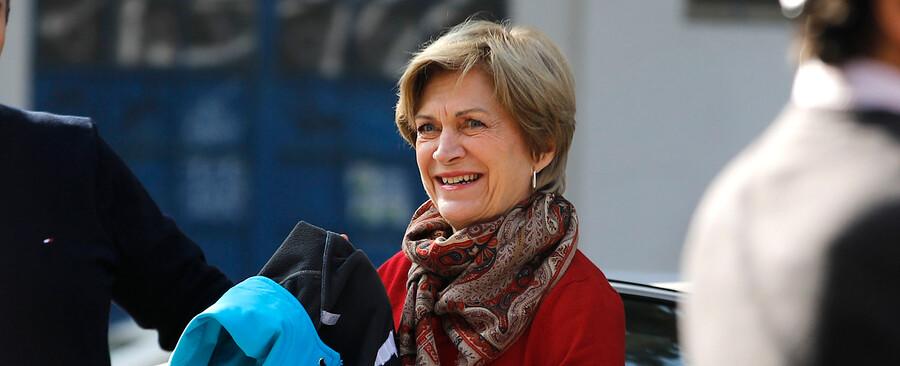 Matthei gana litigio a empresario que la demandó por caer a hoyo en vereda de Providencia