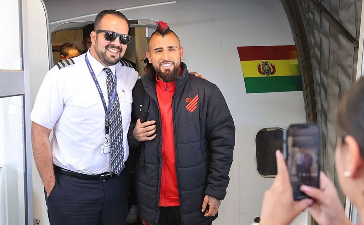 Arturo Vidal recibe el cariño de los hinchas en Bolivia por Libertadores