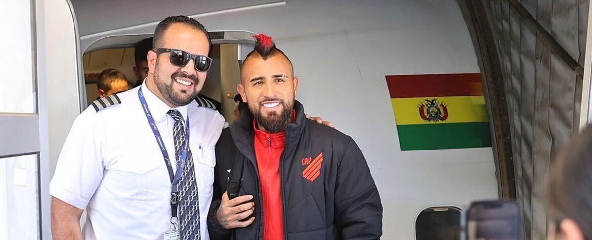 Arturo Vidal recibe el cariño de los hinchas en Bolivia por Libertadores