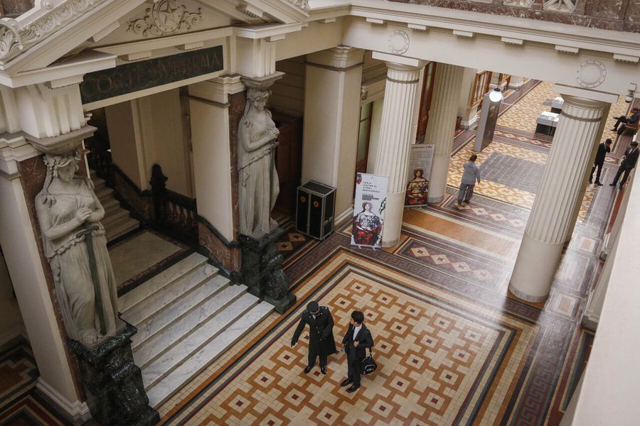 Columna de Karin Moore: “Activismo judicial y nueva Constitución: ideas y soluciones” - La Tercera