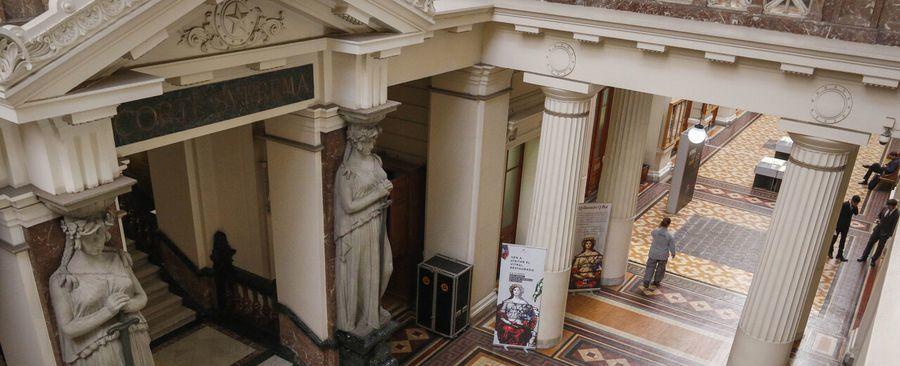 Columna de Karin Moore: “Activismo judicial y nueva Constitución: ideas y soluciones” - La Tercera