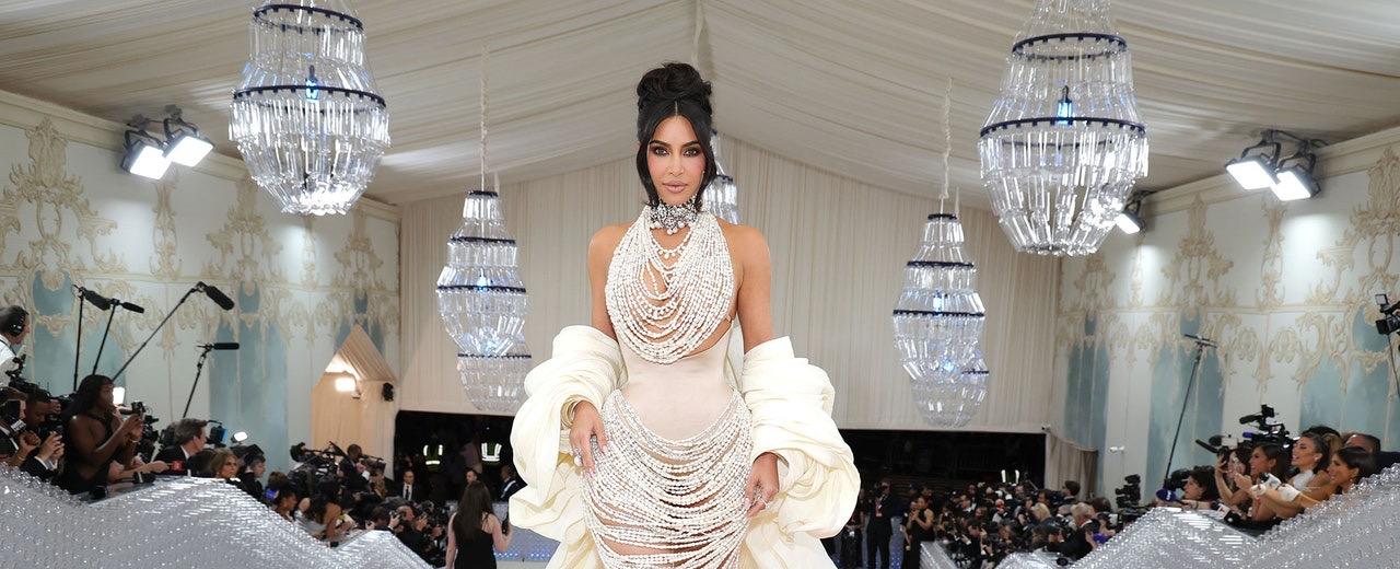 Kim Kardashian vuelve a romper un vestido en la MET Gala