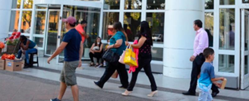 Tras pasar 16 horas en camilla, hecha con sillas de plástico, madre retira a su hijo autista del Hospital de Talca. Recinto la denunció a la justicia por llevárselo