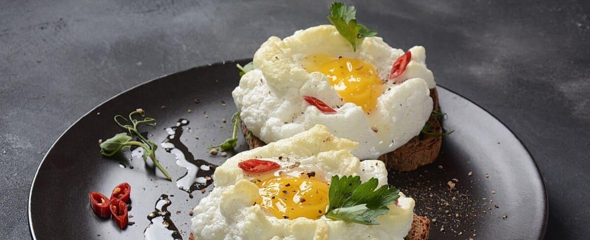 Receta de huevos nube, desayuno rápido - Comedera - Recetas, tips y consejos para comer mejor.