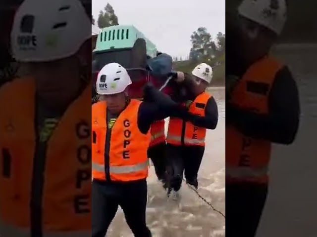 Carabineros del GOPE improvisan camilla para rescatar a adulto mayor en la región del Bío Bío