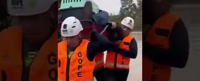 Carabineros del GOPE improvisan camilla para rescatar a adulto mayor en la región del Bío Bío