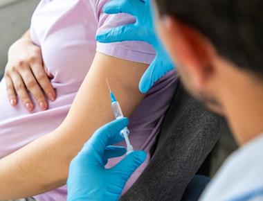 Especialista insiste en que vacunas para influenza y Covid-19 son seguras para embarazadas y sus bebés