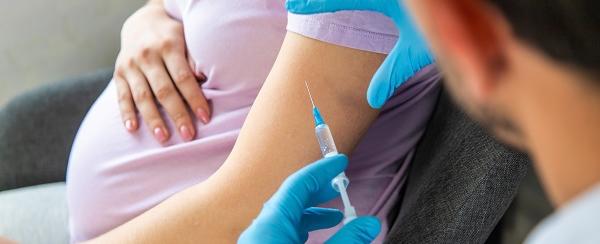 Especialista insiste en que vacunas para influenza y Covid-19 son seguras para embarazadas y sus bebés