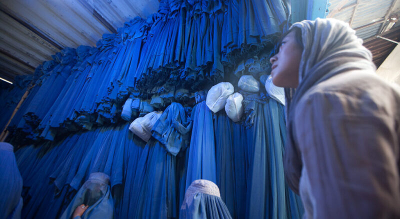 Un experto de la ONU señala que el tartrato de los talibanes a la mujer se podría considerar un “apartheid de género”