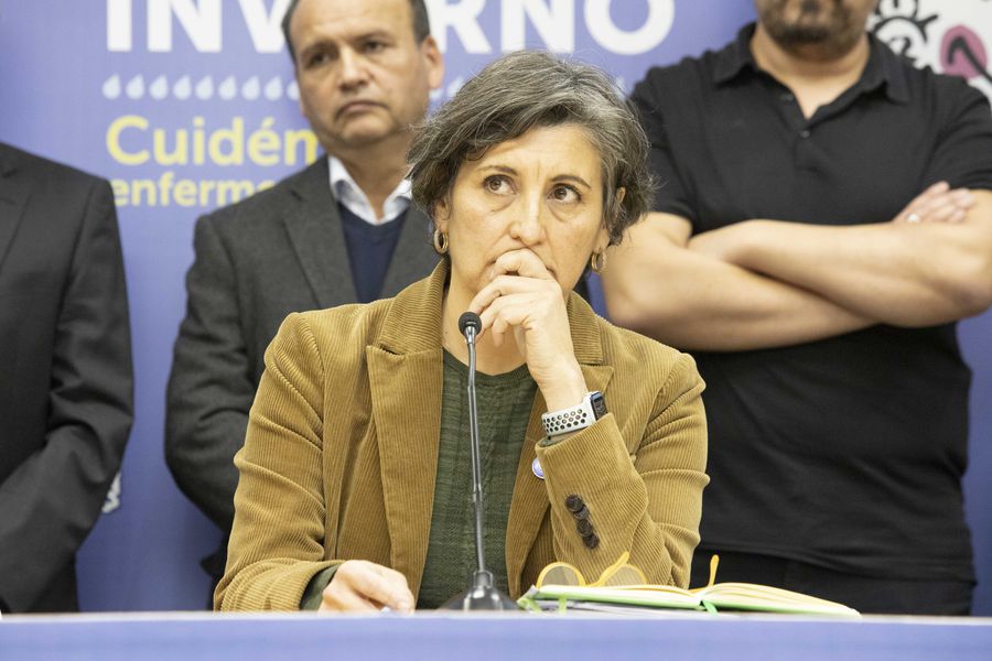 Contraloría desmiente a ministra de Salud y siguen escalando cuestionamientos a la cartera por crisis del virus sincicial