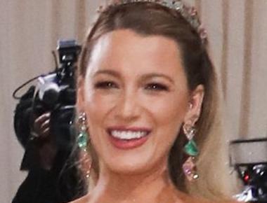 Blake Lively rompe las reglas del Palacio de Kensington para arreglar su vestido de la Met Gala