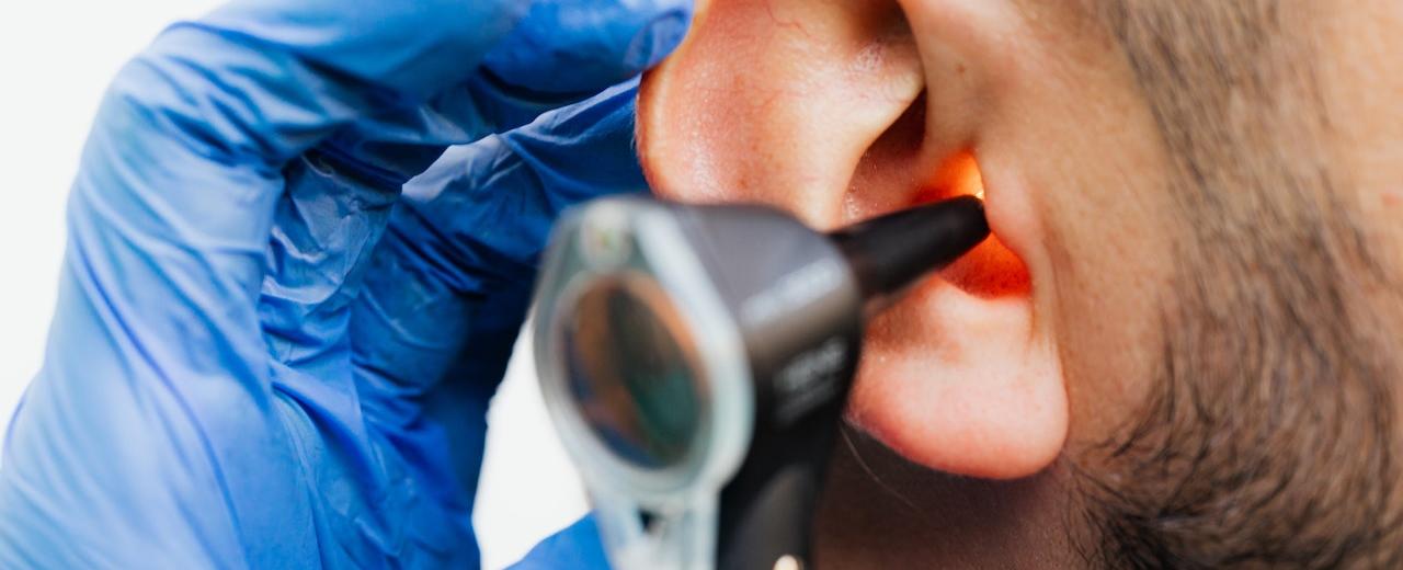 Cómo quitar el dolor de oído: causas más comunes y cinco remedios caseros para combatirlo