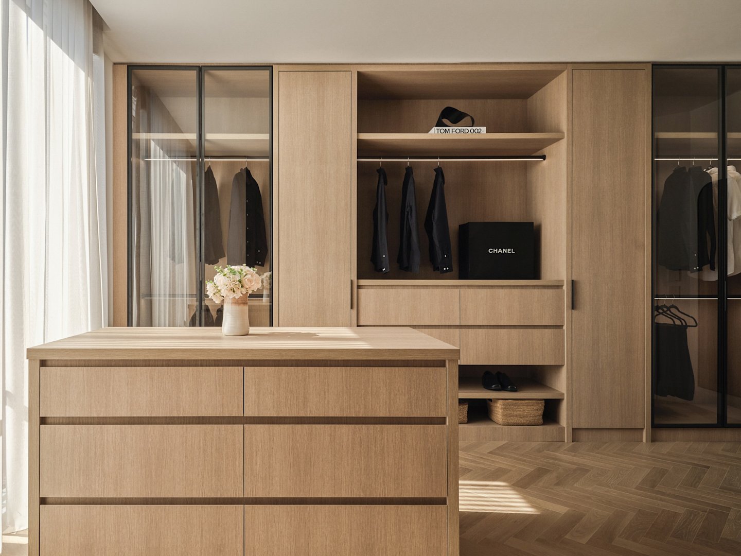 Aqualuna SPH1 Walk-in Closet