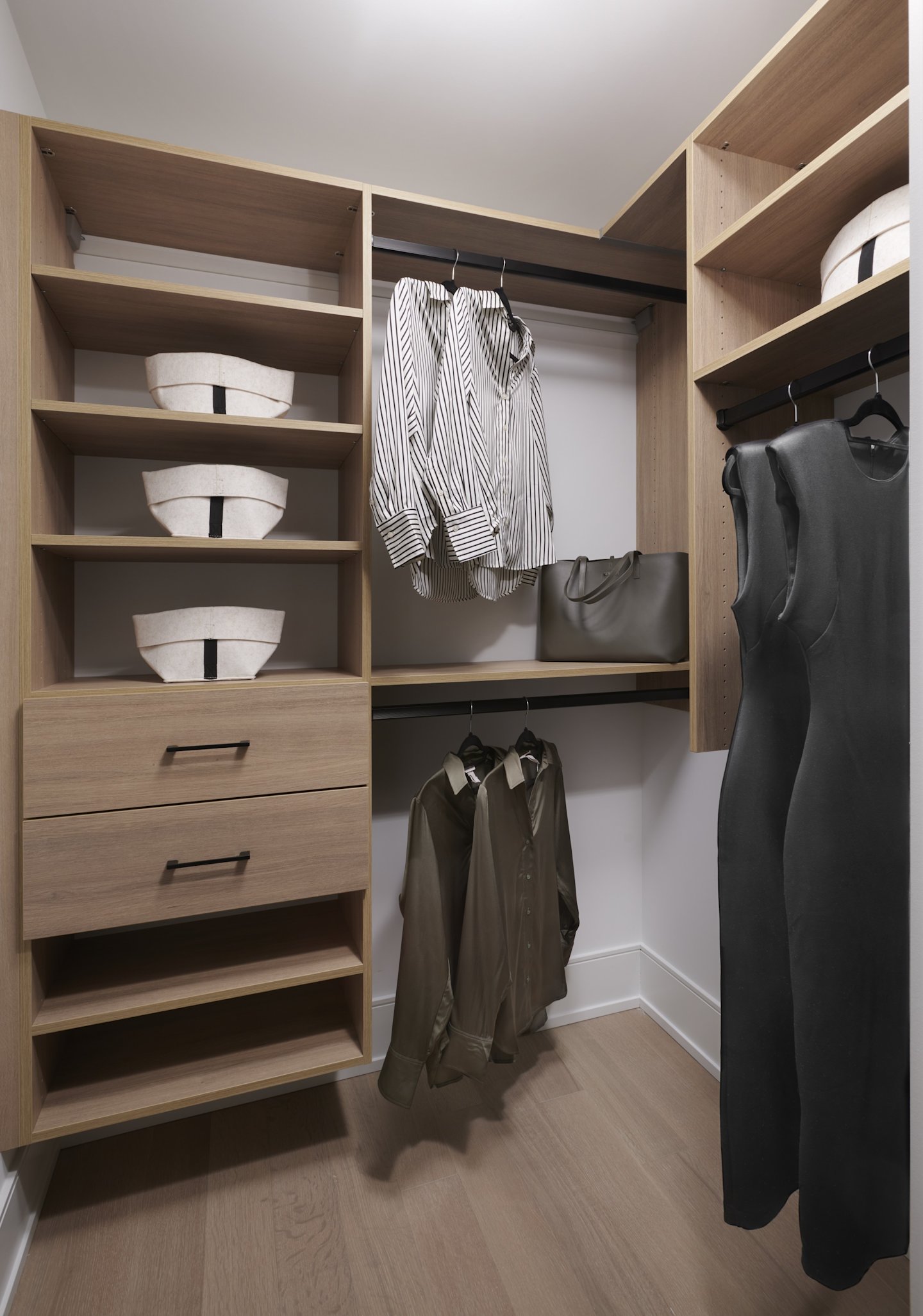 The Well Signature Series Suite 811 Closet Organizer