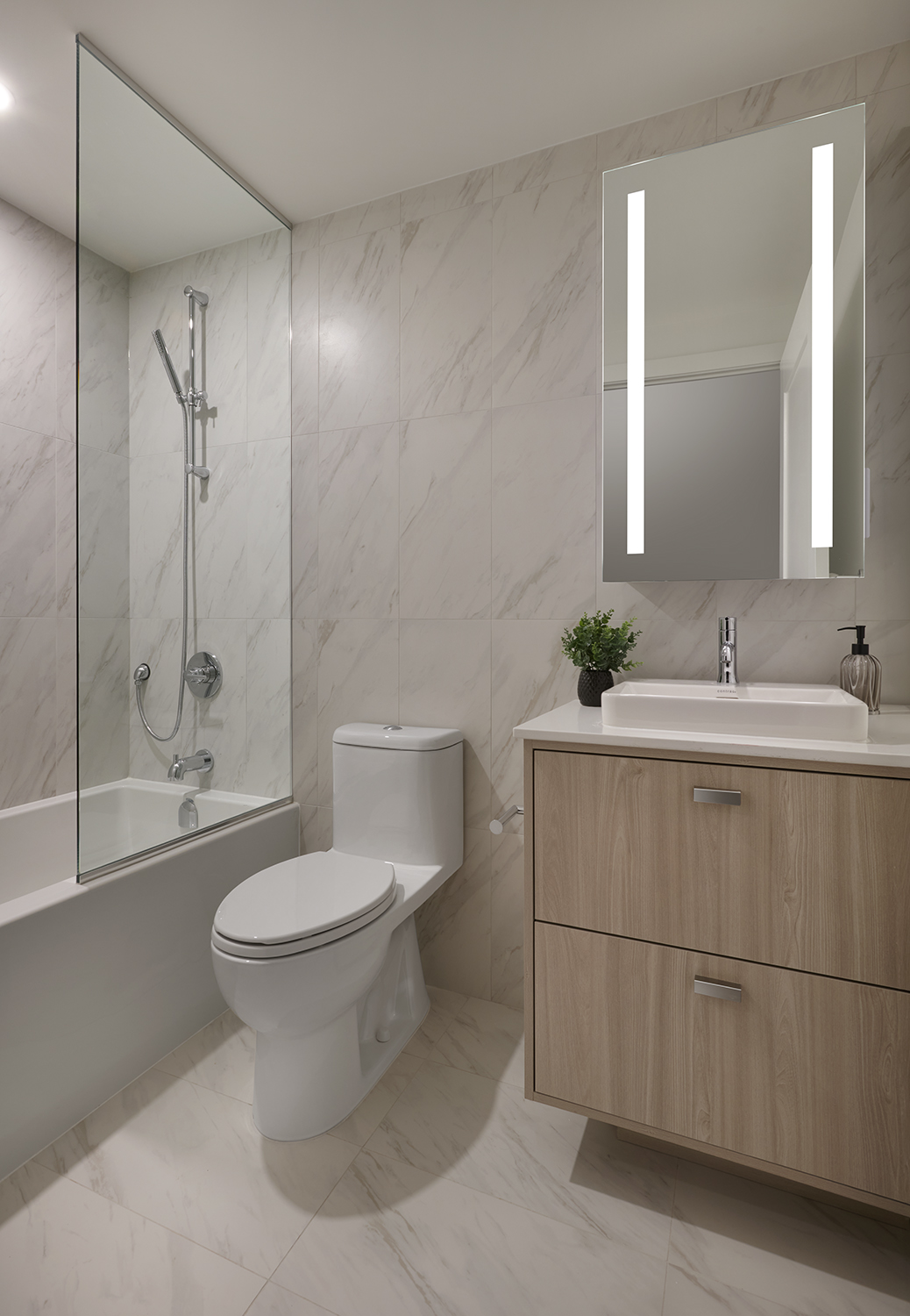 The Dupont Suite 329 Secondary Bathroom