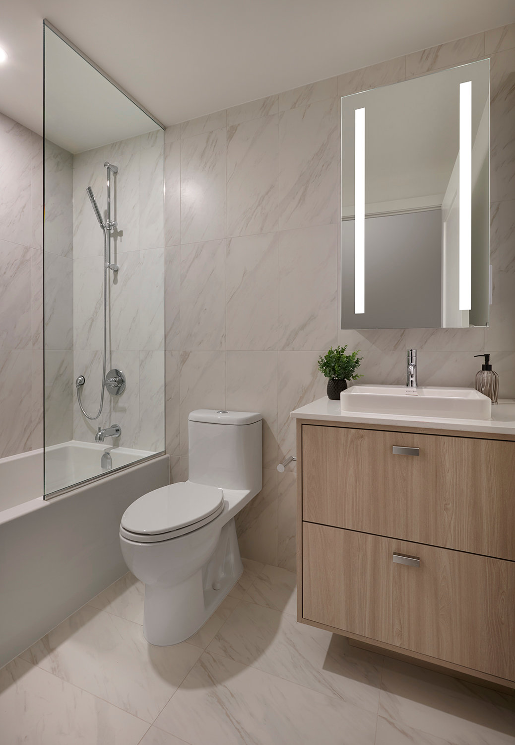 The Dupont Suite 329 Secondary Bathroom