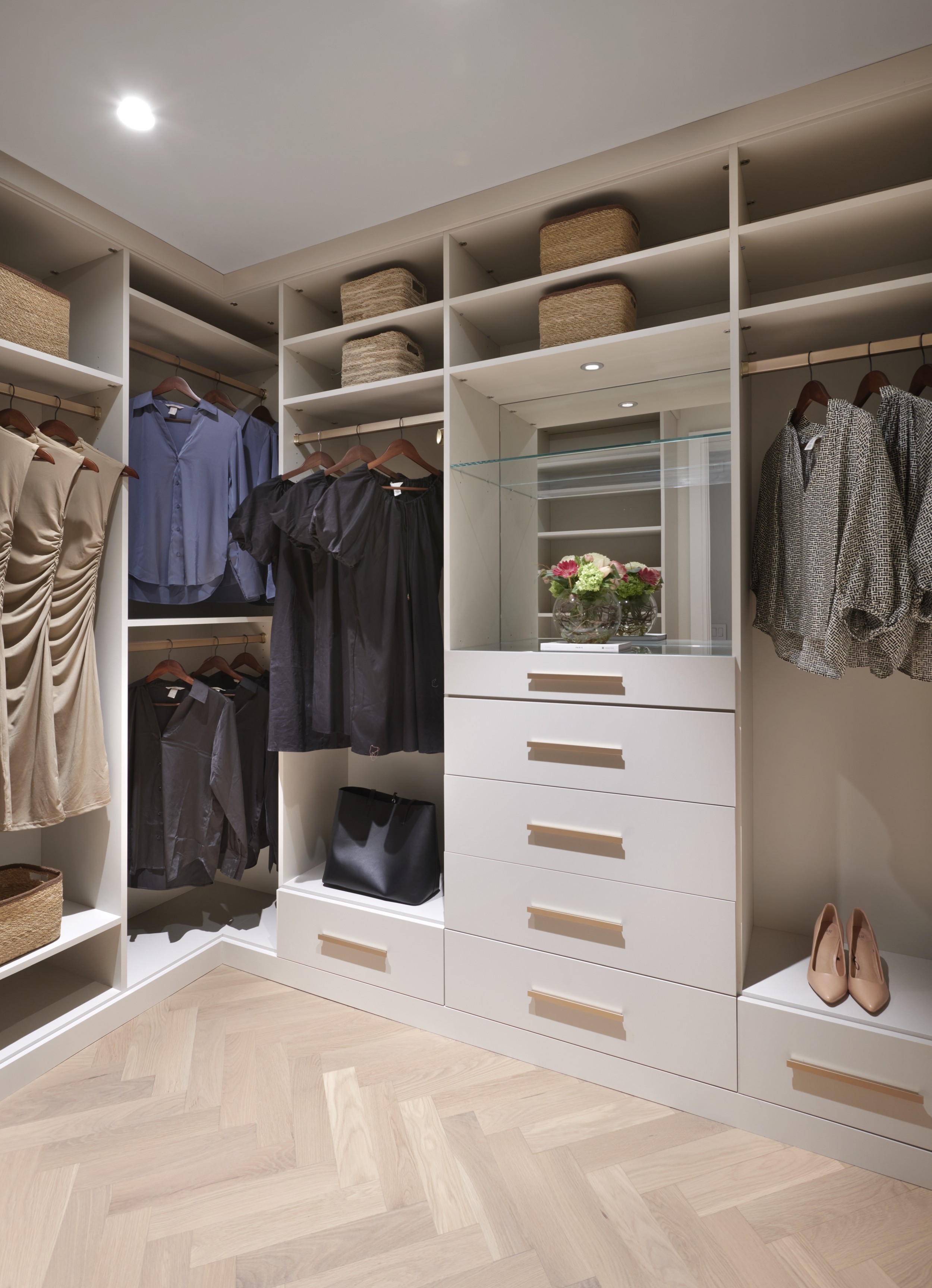 Aqualuna Suite 1203 Principal Walk-in Closet